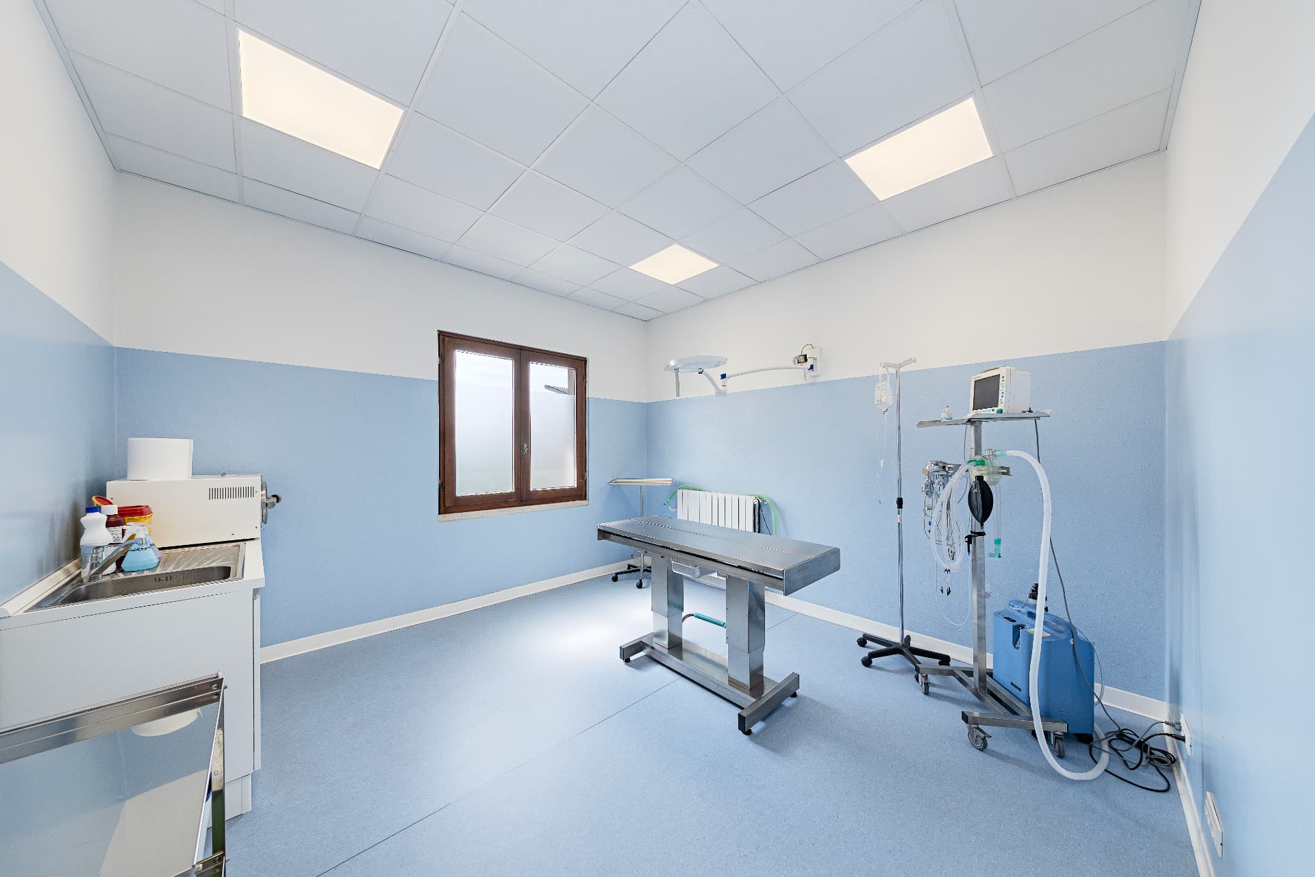 OP-Saal mit Gaseinleitnarkosegerät, Patientenmonitor, OP-Tisch und OP-Leuchte