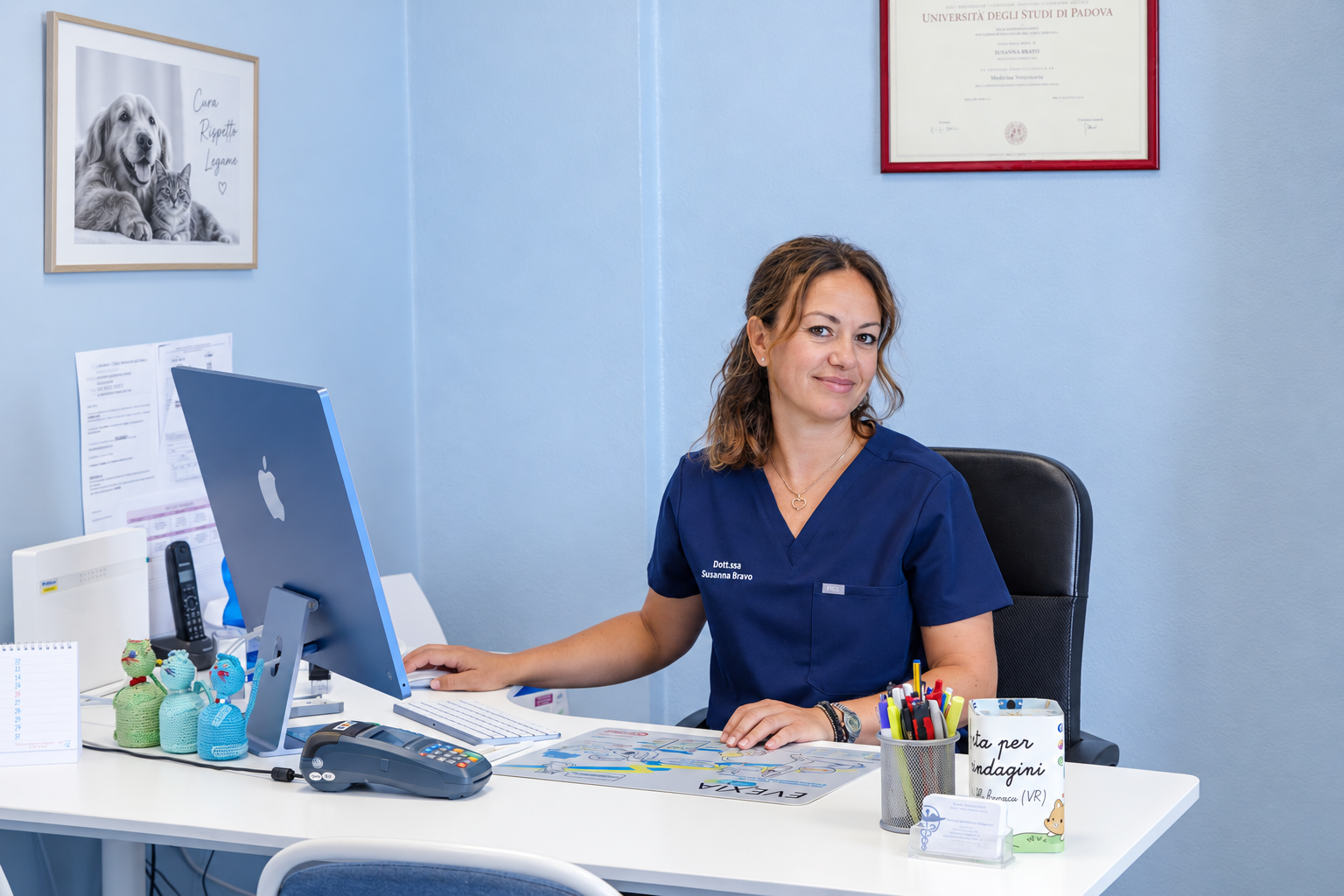 Tierärztin Dr. Susanna Bravo am Schreibtisch in ihrer Praxis am Gardasee